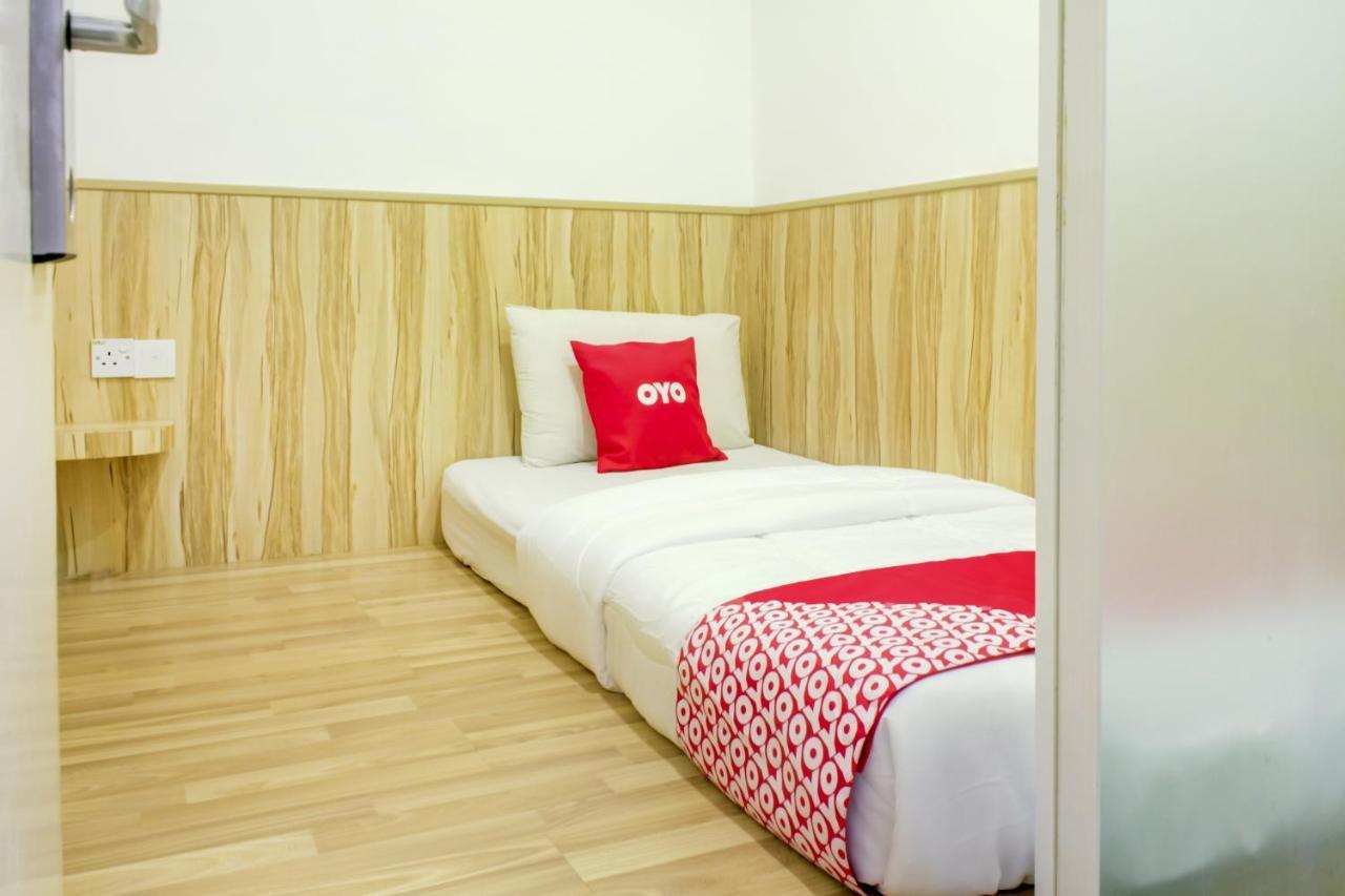 โอโย 90028 รากูลา โฮเต็ล Hotel ยะโฮร์บาห์รู ภายนอก รูปภาพ