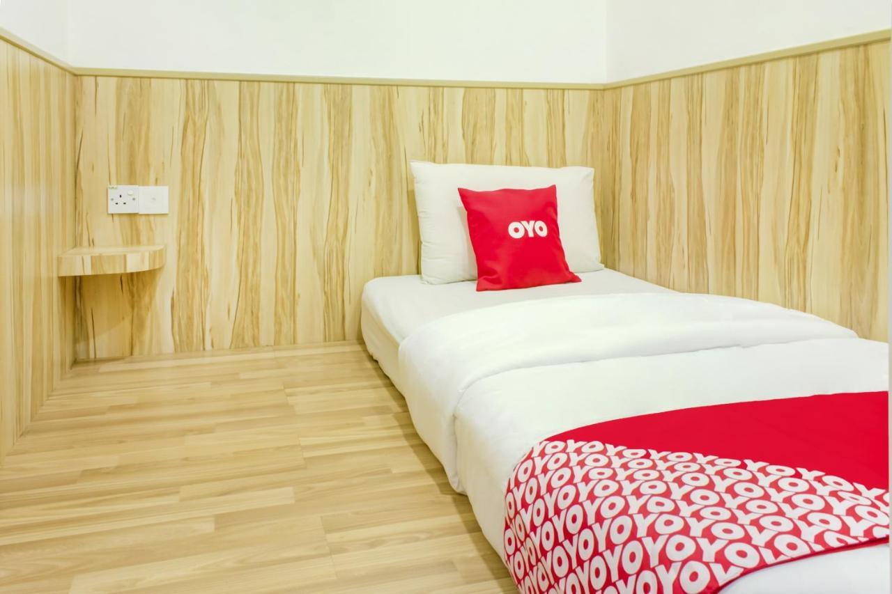 โอโย 90028 รากูลา โฮเต็ล Hotel ยะโฮร์บาห์รู ภายนอก รูปภาพ