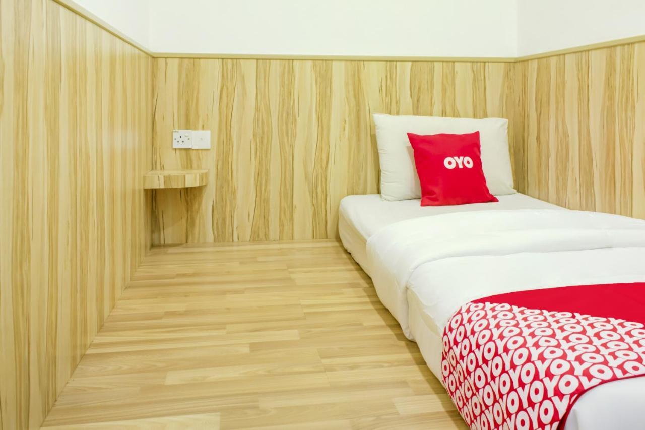โอโย 90028 รากูลา โฮเต็ล Hotel ยะโฮร์บาห์รู ภายนอก รูปภาพ